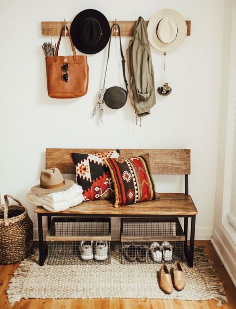 mudroom entry styling Decoration Hall, Boho Entryway, Apartment Decorating On A Budget, Boho Styl, Deco Studio, 아파트 인테리어, Simple Furniture, Small Apartment Decorating, Style Deco