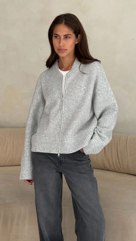 CHARLI - ZOEY ZIP CARDIGAN - SILVER GREY – Charli London Zip Cardigan Outfit, Grey Zip Up Outfit, Casual Comfy Winter Outfits, Grey Jumper Outfit, Sweaters Western, Casual Chic Winter Outfits, Cos Style, Big Sweater Outfit, Classic Ootd