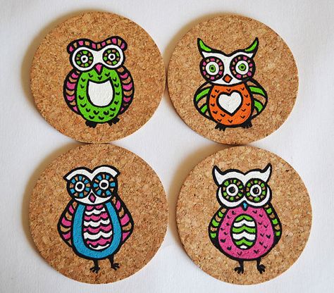 cute hand painted owl coasters! Coasters Pottery, Owl Coasters, Handpainted Coasters, Wooden Spoon Crafts, Painted Owl, Painted Glass Bottles, Spoon Crafts, Art Sketches Pencil, Tea Coaster