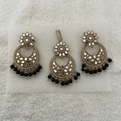 Traditional earrings and mang tikka indian black silver gold Mang Tikka, Silver Jewellery Indian, Traditional Earrings, Black Glitter, Womens Jewelry Bracelets, Black Silver, Silver Gold, Gold Color, Gold Jewelry