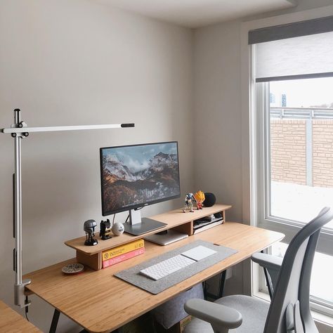 Modern Desk Setup, Scandi Office, Desk Setup Ideas, Scandi Aesthetic, Aesthetic Home Office, Desk Idea, Scandinavian Desk, Desk Setups, Home Studio Setup