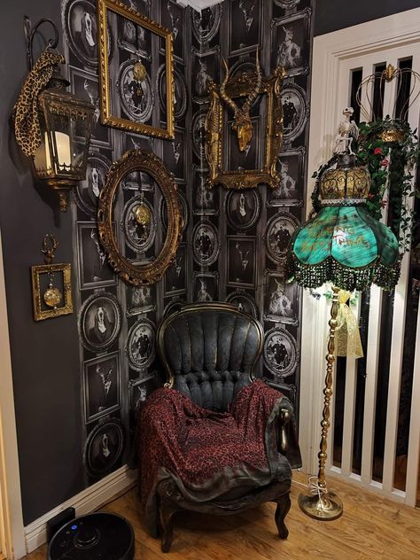 Mad Hatter Bedroom, Bedroom Vibes, Speak Easy, Dark Home Decor, Deco Salon, Alice In Wonderland Theme, Dark Home, Room Deco, Baby Bird