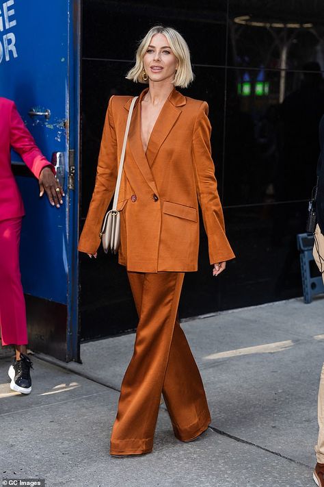 Julianne Hough looks chic as she announces the new DWTS cast on GMA Julianna Hough, Julianne Hough Style, Jenna Johnson, Eric Roberts, Sports Illustrated Models, Tori Spelling, Orange Blazer, Housewives Of Atlanta, Glamorous Makeup