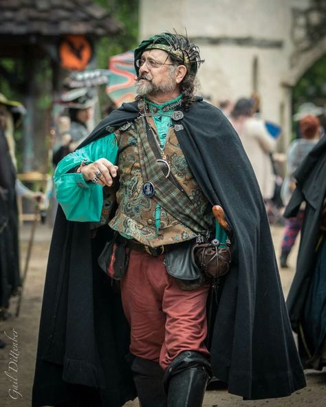 Ren Fair Masculine, Ren Faire Merchant, Mens Renfaire Outfit, Ren Faire Jester Costume, Bard Costume Men, Ren Fair Wizard, Medieval Bard Outfit, Men Ren Faire Costume, Ren Faire Outfits Masc