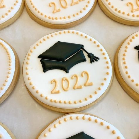 Fiesta Graduation Cookies, Graduation Fondant Cookies, Graduation Oreos Cookies, Grad Gown Cookies, Kinder Graduation Cookies, Graduation Desserts, Happy Birthday Cookie, Graduation Party Cake, Graduation Crafts