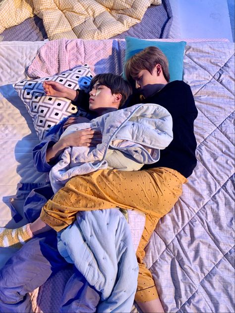 People Sleeping Together Reference, Sleeping Together Pose, Two People Cuddling, Sleeping Poses Drawing Reference, Sleeping Reference, Sleeping Poses, Wei Junseo, Sleeping Pose, Couple Poses Reference