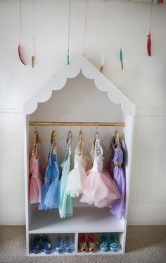 Dress Up Corner, Shoes Organization, Dress Up Wardrobe, Dress Up Stations, Bedroom Wardrobe Ideas, Dress Up Closet, Baby Room Closet, Dress Up Storage, Baby Storage