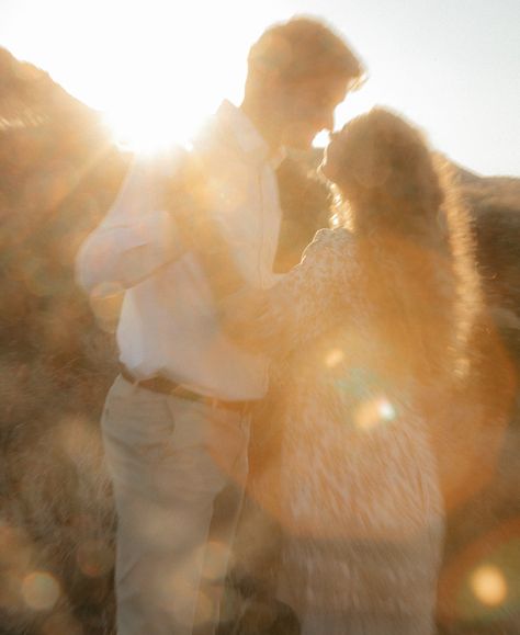 Fall Golden Hour Couples Shoot, Golden Hour Elopement, Golden Hour Couples Photography, Golden Hour Couples Shoot, Golden Hour Engagement Pictures, Golden Hour Photoshoot, Engagement Photos Indian, Fall Couple Pictures, Candid Engagement Photos