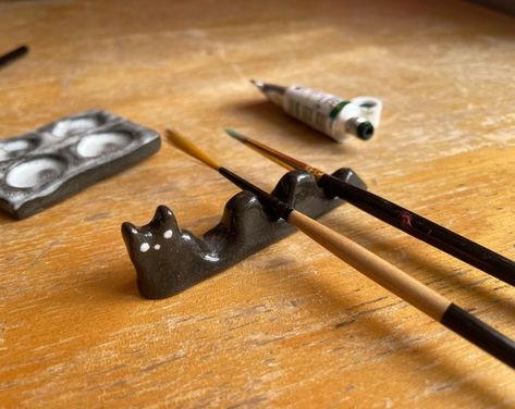 Art And Painting, Ceramic Brush, Brush Rest, Paint Brush Holders, Cat Ceramic, Rabbit Painting, Art Christmas Gifts, Black Kitty, Artist Supplies