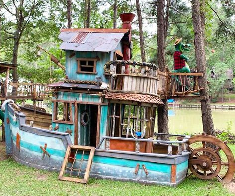 Beautiful Tree Houses, Custom Backyard, Tree House Plans, Cool Tree Houses, Tree House Designs, Casa Vintage, Play Structure, Backyard Playground, Backyard Projects