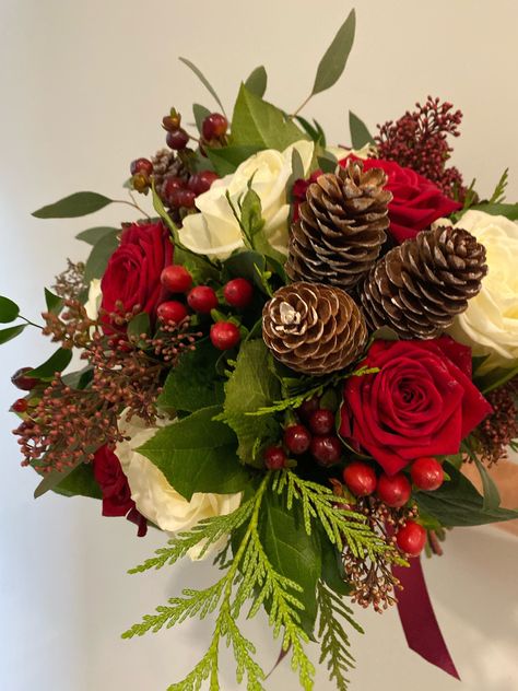 Christmas Bridal Bouquet Cascading, Christmas Bouquet Ideas, Christmas Bridal Bouquet, Christmas Flower Bouquet, Winter Bouquets, Christmas Wedding Bouquets, Christmas Wedding Flowers, Wedding Ides, Xmas Wedding