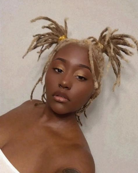 Black girl with blonde Locs Ash Blonde Locs, Loreal Hicolor, Blonde Locs, Colored Locs, Afrofuturism Art, Loc Journey, Beige Blonde, Hair Crush, Colored Hair