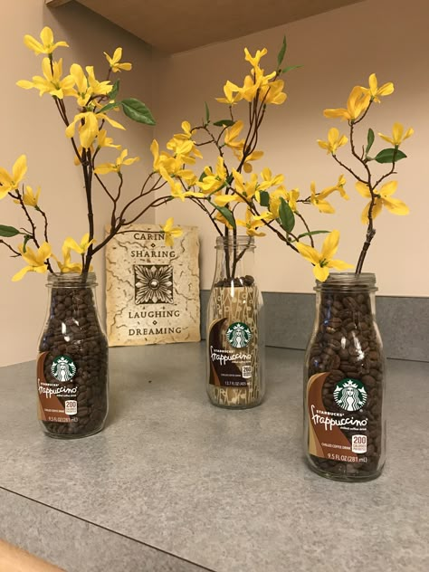 Starbucks party- coffee centerpiece Coffee beans, recycled Starbucks bottles, fake flowers Coffee Themed Party, Coffee Baby Shower, Coffee Bar Party, Starbucks Birthday Party, Coffee Bridal Shower, Starbucks Party, Starbucks Bottles, Café Starbucks, Starbucks Birthday