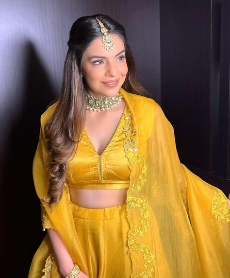 Makeup With Yellow Dress, Haldi Look For Bride, Haldi Dress Ideas, Curly Bridal Hair, Haldi Outfits, Wedding Hairstyles Bridesmaid, Bridal Hairdo, Lehnga Dress, Indian Wedding Hairstyles