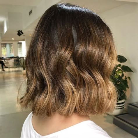 Shatush Hair, Shoulder Haircut, Rambut Brunette, Wavy Bob Haircuts, Wavy Bob Hairstyles, Wavy Bob, Natural Wavy Hair, Haircuts For Wavy Hair, Wavy Bobs