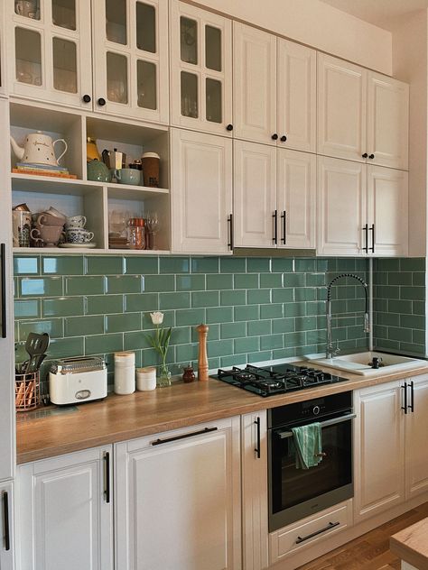 Kitchen Tile Color Ideas, Galley Kitchen Tile Backsplash, Tiled Kitchen, Loft Kitchen, Kitchen Furniture Design, Green Tile, Green Kitchen, Kitchen Tiles, Home N Decor