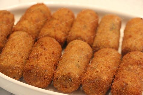 Easy and quick recipe for canned tuna fish croquettes. Kids will enjoy them. Do give this recipe a try. Tuna Croquettes Recipe, Fish Croquettes, Easy To Cook Recipes, Croquettes Recipe, Canned Fish, Tuna Cakes, Fish Varieties, Goan Recipes, Canned Tuna