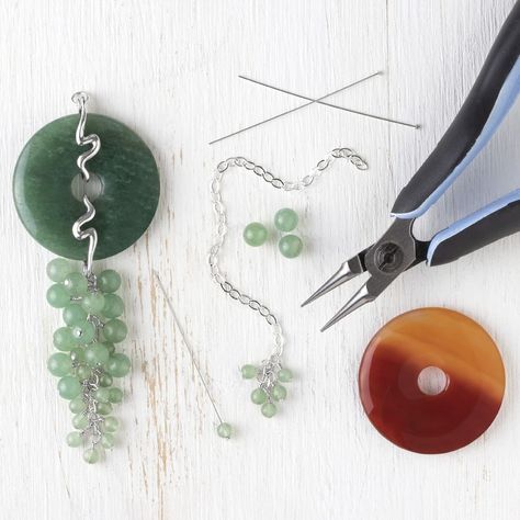 Learn how to make a chic Gemstone Donut Focal with sterling silver squiggle bails and a cluster of gemstone rounds. Download our free… Donut Necklace, Beads Inspiration, Fusion Beads, Diy Gemstone, Fashion Beads, Weekend Projects, Head Pins, Bracelet Crafts, Crafty Stuff