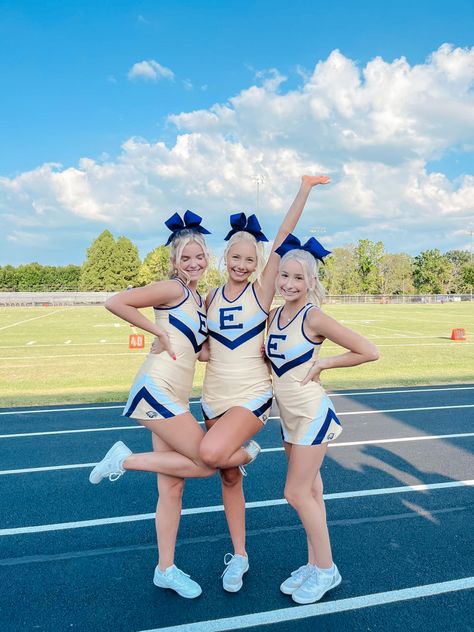 Game Day Poses Cheer, Preppy Roleplay, Cheerleader Preppy, Cheer Preppy, Preppy Cheer, Preppy Football, Cheer Season, Cheer Pics, Football Pics