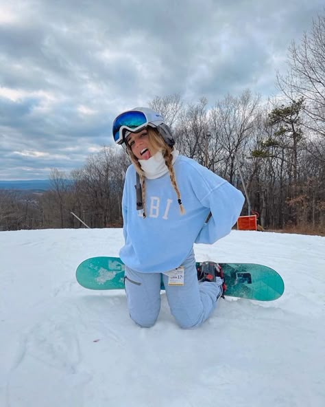 Snowboarding Girl Outfit, Snowboard Outfit Women, Snowboarding Style Outfits, Snow Boarding Outfits Woman, Snowboard Fits, Snowboarding Fits, Snowboard Outfits, Snowboarding Outfits, Mode Au Ski