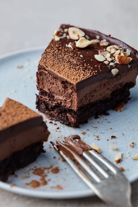 This chocolate brownie mousse cake is made up of three delicious layers and they all include chocolate! Brownie Mousse Cake, Vegan Chocolate Mousse Cake, Chocolate Mousse Tart, Brownie Cake Recipe, Cake Aux Olives, Brownies Cake, Chocolate Brownie Cake, Mousse Cakes, Flourless Cake