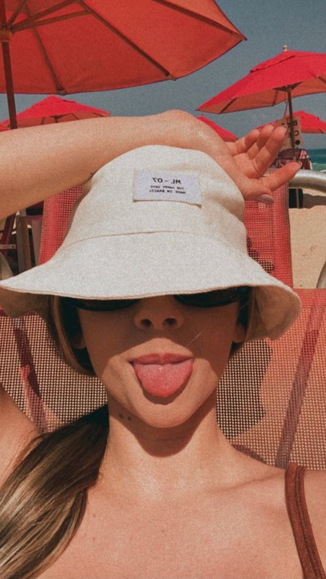 Bucket Hat Selfie, Bucket Hat Hairstyles, Bucket Hat Beach, Beach Vacation Pictures, Cute Bucket Hat, Bucket Hat Outfit, Beach Photo Inspiration, Bucket Hat Summer, Selfie Ideas Instagram