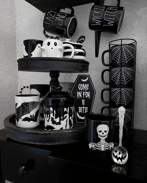 Casa Rock, Gothic Homes, Goth Kitchen, Gothic Kitchen, Spooky Kitchen, Halloween Bedroom, Spooky Home Decor, White Halloween, Dark Home Decor