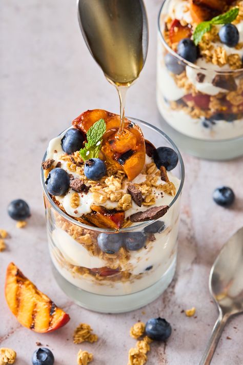 Yoghurt Parfaits, Yoghurt Parfait, Healthy Parfait, Granola Parfait, Parfait Desserts, Peach Blueberry, Fruit Parfait, Parfait Recipes, Crunchy Granola