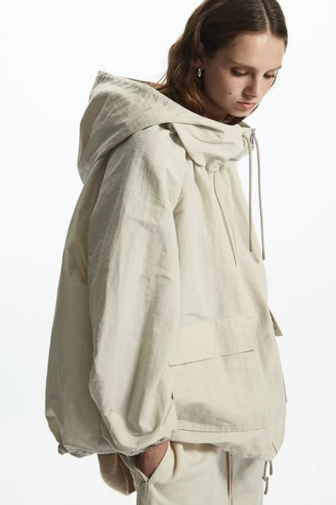 LIGHTWEIGHT LINEN-BLEND SHORT PARKA - LIGHT BEIGE - COS Black Oversized Hoodie, Short Parka, Mountain Jacket, Hiking Fashion, Zara New, Oversized Hoodie, Strike A Pose, Oversize Hoodie, Fur Jacket