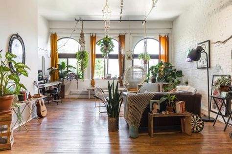 7 Under-the-Radar Brands Doing Boho Decor Right That You Need to Know About Now Bohemian Loft, Boho Apartments, Boho Furniture, Home Decor Brands, Maximalist Decor, Deco Boheme, Boho Room, Décor Boho, Loft Apartment