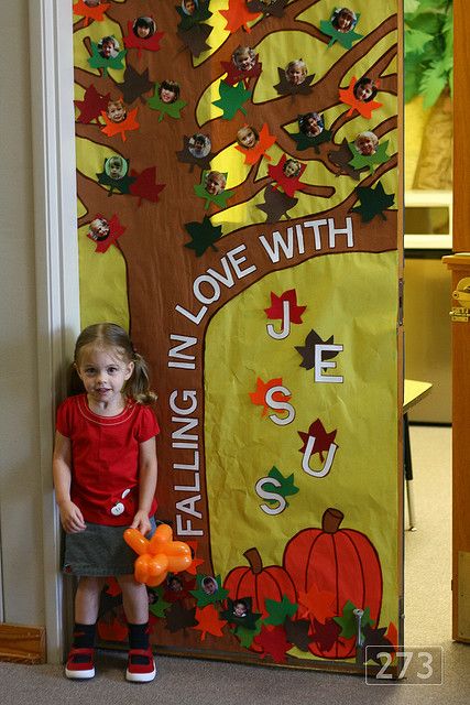 cute idea for a fall board... could say "falling in love with books, or learning" or even replacing the leaves with hearts at valentines day and then its "falling in love with you." Christian Thanksgiving Bulletin Boards, Thanksgiving Door Decorations Classroom, Boards Door, Trendy Classroom, Thanksgiving Door Decorations, Preschool Door, Thanksgiving Bulletin Boards, Christian Bulletin Boards, Sunday School Classroom