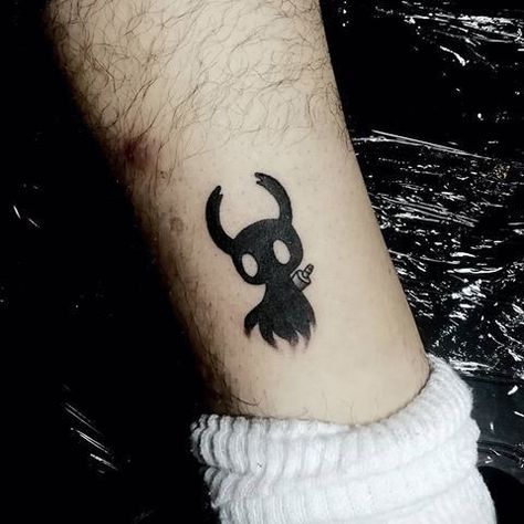 Hollow Knight Tattoo Ideas, Zelda Tattoo Ideas, Undertale Tattoo, Beautiful Spine Tattoos, Cartoon Tattoo Ideas, Video Game Tattoos, Animated Shows, Night Tattoo, Spine Tattoo Ideas