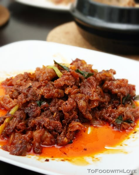 Dwaeji Bulgogi, Pork Bulgogi Recipe, Korean Table, Pork Bulgogi, Korean Pork, South Korean Food, Bulgogi Recipe, Korean Man, Spicy Drinks