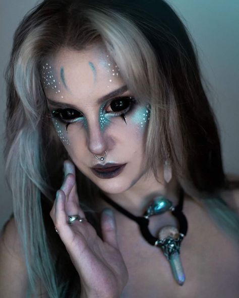 Dark Mermaid Makeup, Pagan Makeup, Inspired Makeup Looks, Sea Witch Costume, Sclera Lenses, Scary Mermaid, Mermaid Makeup Halloween, Siren Costume, Scary Halloween Decorations Outdoor