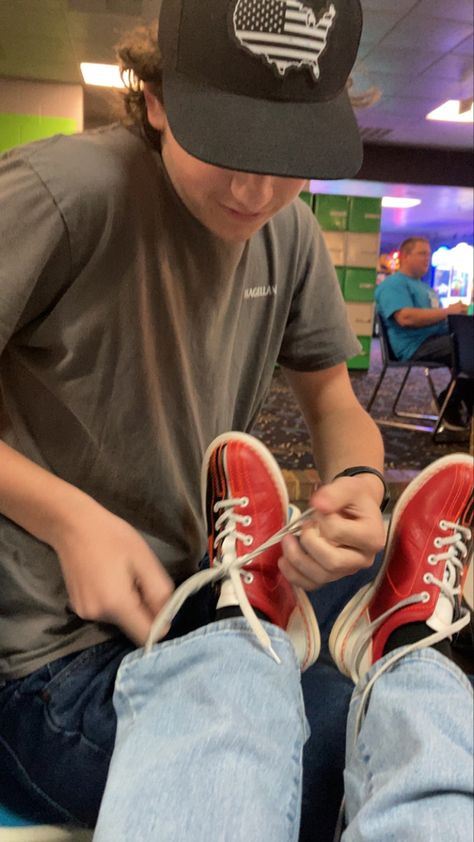 Bowling date 🎳 Dating Asthetic Picture, Bowling Boyfriend, Couple Bowling Aesthetic, Bowling Date Aesthetic, Cute Bowling Outfit Date, Bowling Aesthetic Pictures, Couple Bowling, Bowling Outfit Aesthetic, First Date Aesthetic