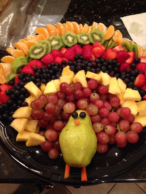 Thanksgiving Day Fruit Platter Thanksgiving Fruit Platter, Holiday Fruit Platter, Festive Thanksgiving Desserts, Turkey Fruit Platter, Turkey Fruit, Turkey Veggie Tray, Fruit Turkey, Christmas Party Snacks, Thanksgiving Fruit