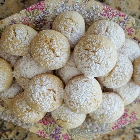 Italian Butterball Cookies Butter Ball Cookies Recipe, Buttery Recipes, Butterball Cookies, Buttery Cookies, Italian Cookies, Cuisine Recipes, Fun Cookies, Cookie Desserts, Cookies Recipe