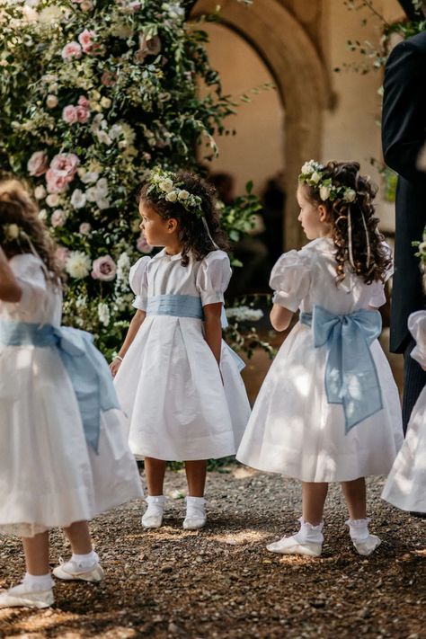 English Garden Wedding Dress, Flower Girl Inspiration, English Country Wedding, Wedding Fotos, English Country Weddings, English Garden Wedding, Garden Wedding Dresses, Tiny Village, Ring Bearer Outfit