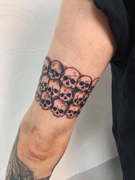 Skull Wrap Around Tattoo, Anime Ankle Tattoos, Skull Band Tattoo, Memento Mori Skull Tattoo, Skull Bracelet Tattoo, Skull Wrist Tattoo, Macuahuitl Tattoo, Skull Forearm Tattoo, Skull And Crossbones Tattoo