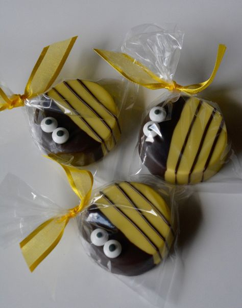 "Description * One dozen (12) white/dark chocolate covered Oreo Cookies that resemble a bumble bee * Measures approximately 2\" * Individually sealed in a cellophane bag and tied with satin ribbon. * Please let us know the DATE OF YOUR EVENT, ribbon color and any details when placing an order. PLACING YOUR ORDER Our confections are made to order after payment has been received. When placing your order, PLEASE MAKE A NOTE OF THE EVENT DATE. This will ensure that your chocolate will arrive in a ti Bumble Bee Treats, What Will The Baby Bee Gender Reveal, Mama To Bee Baby Shower Ideas, Bee Party Food Ideas, Bee Baby Shower Food, Bee Baby Shower Centerpieces, Bee Treats, Cake Pucks, Bee Themed Gender Reveal