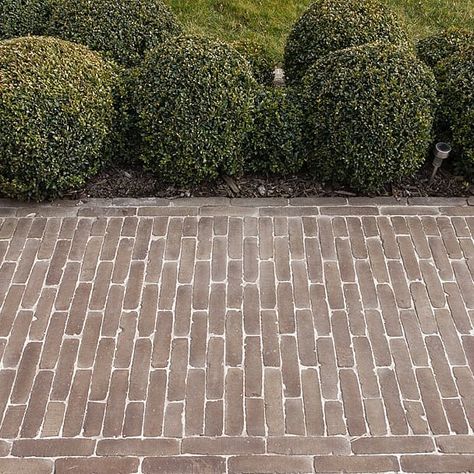 Brickworks Vande Moortel on Instagram: “Contemporary garden experience with the elegant nuanced 'Auburn' clay pavers . . . #claypaver #auburn #septima #garden #gardendesign…” Dutch Clay Pavers, Vande Moortel, Clay Pavers, Contemporary Garden, Red Clay, Brickwork, Auburn, Stepping Stones, Garden Design