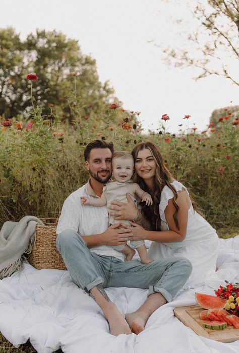 Mother’s Day Picnic Photos, Summer Picnic Family Photoshoot, Family Pictures Picnic, Family Photo Picnic, Picnic Mini Session Ideas, Cottage Core Family Pictures, Picnic Family Photos, Baby Picnic Photoshoot, Vintage Picnic Photoshoot