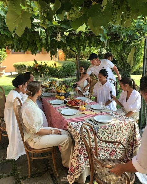 Italian Family Aesthetic, Givenchy Campaign, Billionaire Family, European Summer Aesthetic, Family Lunch, Italy Tuscany, Italy Summer, Summer Lunch, Italian Countryside