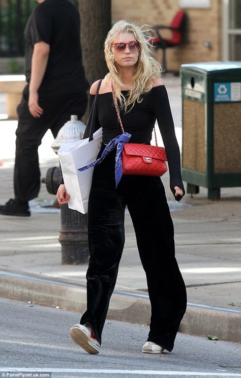 Red Bag Street Style, Black Outfit Red Bag, Colorful Bag Outfit, Chanel Purse Outfit, Red Bag Outfit Casual, Red Chanel Bag Outfit, Chanel Bag Outfit Street Style, Chanel 19 Bag Outfit, Purple Bag Outfit