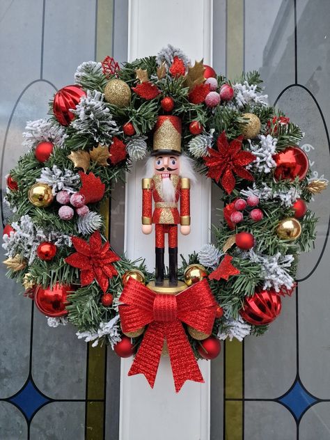 A Christmas door wreath with a Nutcracker and lots of red and gold Christmas Wreath Nutcracker, Diy Nutcracker Wreath, Nutcracker Ballet Wreath, Nutcracker Wreath Diy, Nutcracker Christmas Wreath, Nutcracker Wreath Ideas, Nutcracker Crafts, Nutcracker Wreath, Christmas Door Wreath