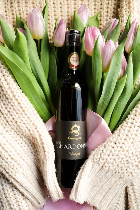 Wine Campaign Ideas, Wine Flatlay, Wine Shoot, Wine Shots, Photograph Idea, Wine And Flowers, Wine Bottle Photography, Valentines Shoot, Wine Advertising