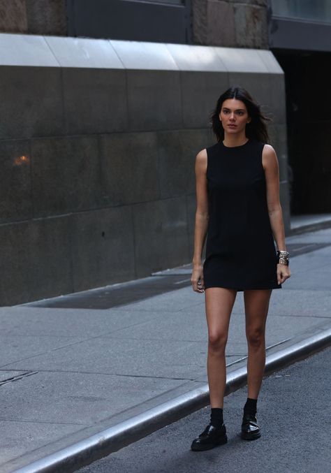 Kendall Jenner Summer, Kendall Jenner Casual, Kendall Jenner Modeling, Black Dress Outfit Casual, Sleek Outfit, Kendall Jenner Street Style, Kendall Style, Blue Trench Coat, Model Outfit