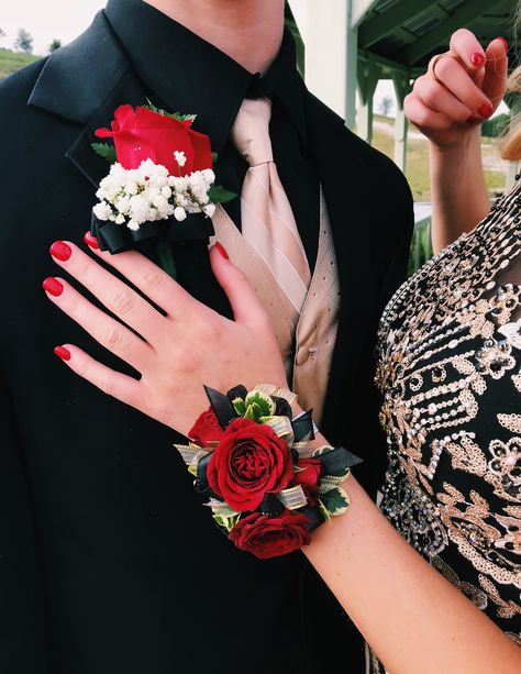 How To Make A Corsage Wristlet, Red Prom Corsage, Prom Corsage Red, Boutineer Ideas, Red Corsage, Hoco Flowers, Red Corsages, Red Boutonniere, Prom Flowers Bouquet