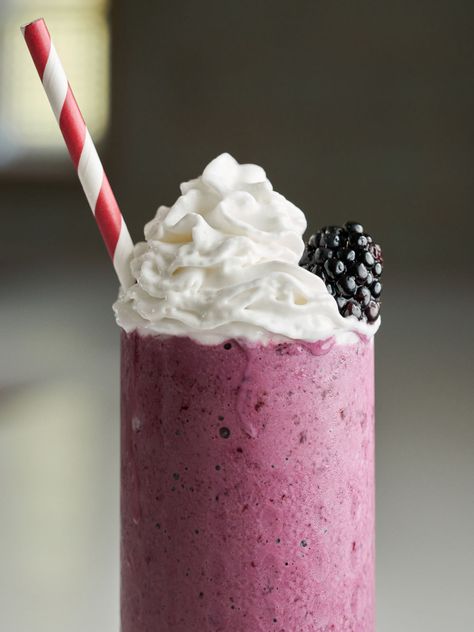 Enjoy this fantastic, diner-style blackberry milkshake all year round by using frozen Oregon blackberries, my pick for the best taste, color, and value. Blackberry Milkshake, Drink Presentation, How To Freeze Blackberries, Easy Puddings, Summer Drinks Alcohol, Pie Crumble, Beverage Recipes, Homemade Ice Cream Recipes, Crumble Recipe