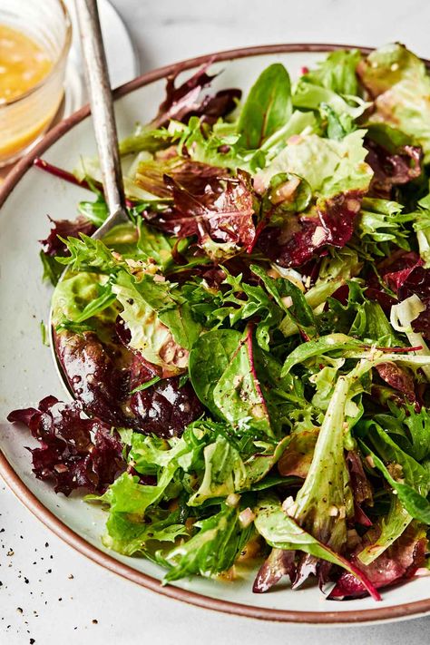 This Fresh Mixed Greens Side Salad is so easy to make but tastes anything but basic! Simply toss your favorite leafy mixed greens with a bright & punchy red wine vinaigrette – a palette-cleansing combo inspired by the classic French bistro salad. The result is a perfect light & fresh side salad for pasta, steak, salmon, & so much more! #mixedgreenssalad #mixedgreensrecipe #sidesalad #sidesaladrecipes #saladrecipes #sidedishes #bistrofood #easyhealthyrecipes Easy Garden Salad Recipes, Arugula Walnut Salad, Fall Mixed Green Salad, Mixed Salad Greens, Easy Mixed Green Salad, French Side Salad, Side Green Salad, Fall Salad Spinach, Spinach And Arugula Salad Recipe